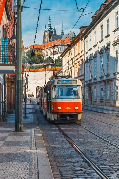 Прага, Чехия, 29 сентября 2017 года: Красный трамвай едет по старому городу в Праге. Крупнейший оператор общественного транспорта в Праге The Capital City of Prague Transport Company, Чехия — стоковое фото