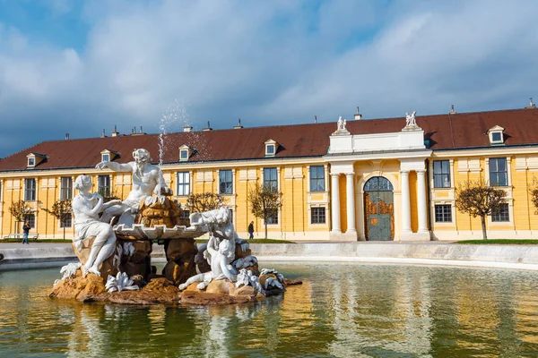 ウィーン、オーストリア、2016 年 10 月 14 日: ウィーンのシェーンブルン宮殿。バロック様式の宮殿は、ウィーン、オーストリアにあるインペリアル夏の離宮 — ストック写真