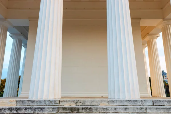 Volksgarten in Wenen, Oostenrijk. Neoklassieke Theseus tempel — Stockfoto