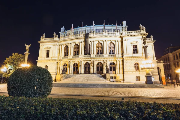 Здание концертного зала "Рудольфьюнум" в Праге, Чехия — стоковое фото