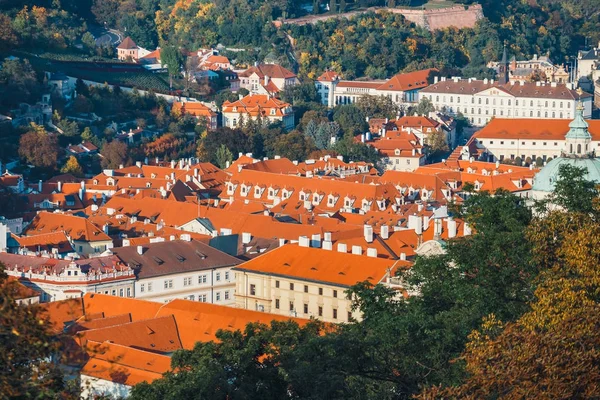 Flygfoto över mala strana-distriktet, Prag Tjeckien, röda tegeltak — Stockfoto