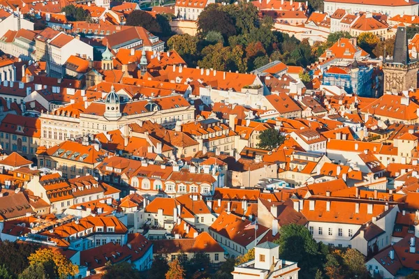 Luftaufnahme des Bezirks mala strana, Prag Tschechische Republik, rote Ziegeldächer — Stockfoto