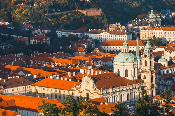 Widok z lotu ptaka dzielnicy mala strana, Praga Czechy, czerwony dachówka dachy — Zdjęcie stockowe
