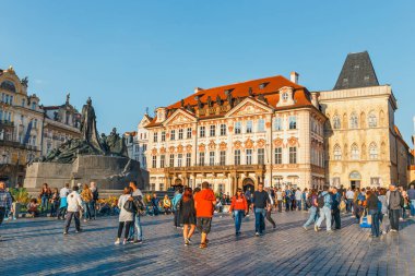 Prague, Çek Cumhuriyeti, Ağustos 29, 2017: Eski Şehir Meydanı'na Prag güzel bir sonbahar günü içinde Çek Cumhuriyeti görüntülemek