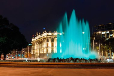 Viyana, Avusturya, 13 Ekim 2016: Gece görünümü Dünya Savaşı çeşme ve Kahramanlar anıtı Kızıl Ordu Schwarzenbergplatz. Kızıl Ordu asker anıtla 1945, Viyana açıldı. Avusturya