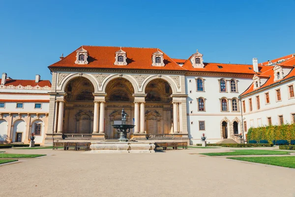 Wallenstein Palace actualmente el hogar del Senado checo en Praga, República Checa — Foto de Stock