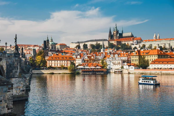 Moldau und die alte Innenstadt von Prag, der Hauptstadt der Tschechischen Republik — Stockfoto