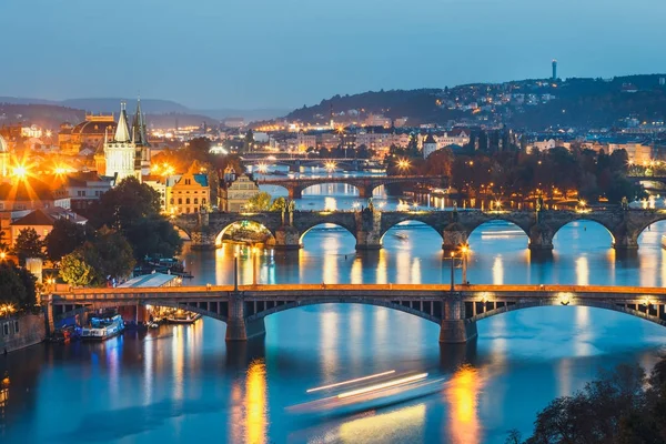 Vista de los puentes con el histórico Puente de Carlos y el río Moldava por la noche en Praga, República Checa — Foto de Stock