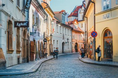 Prague, Çek Cumhuriyeti, 30 Eylül 2017: eski ve renkli sokakları eski şehir Prag, Çek Cumhuriyeti