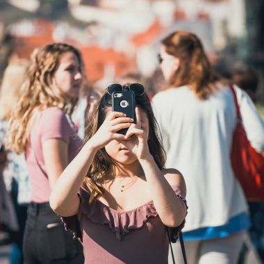 Prag, Çek Cumhuriyeti, 30 Eylül 2017: Genç kadın fotoğrafları onun smartphone ile Charles Köprüsü üzerinde güzel sonbahar gün boyunca, Prague, Çek Cumhuriyeti alıyor