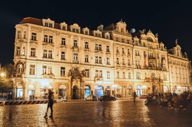 Prague, Çek Cumhuriyeti, 30 Eylül 2017: eski Belediye Binası üzerinde gece Prag'da yürüyüş tanınmaz turist