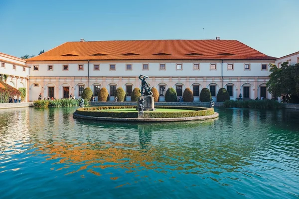 Prague, République tchèque - Le 29 août 2017 : des personnes non identifiées visitent le palais Wallenstein qui abrite actuellement le Sénat tchèque à Prague — Photo