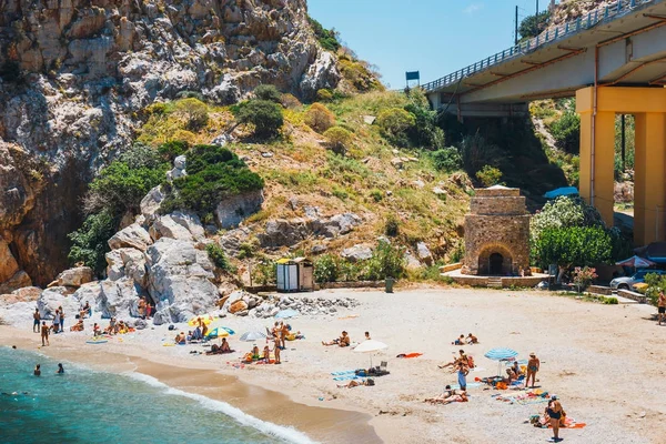 Kreta, Palaiokastro, 10 juni 2017: Mensen hebben een rust op zee baai van Palaiokastro stad met mooi strand op Kreta, Griekenland — Stockfoto
