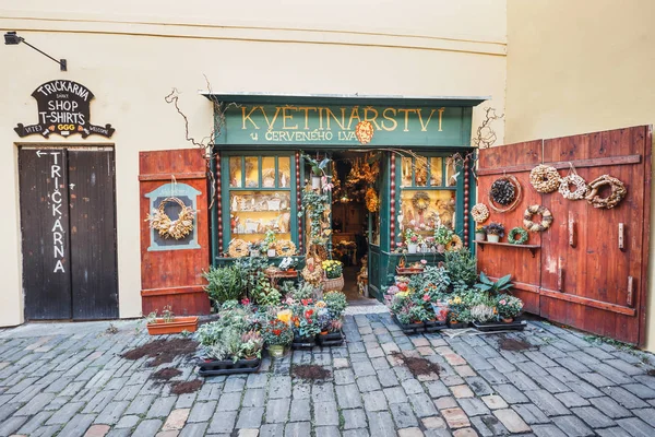 Praga, República Checa, 30 de septiembre de 2017: Calles antiguas y coloridas en el casco antiguo de Praga, República Checa —  Fotos de Stock