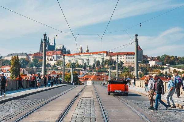 Прага, Чехия, 30 сентября 2017 года: Пробка на улице в Праге, Чехия — стоковое фото