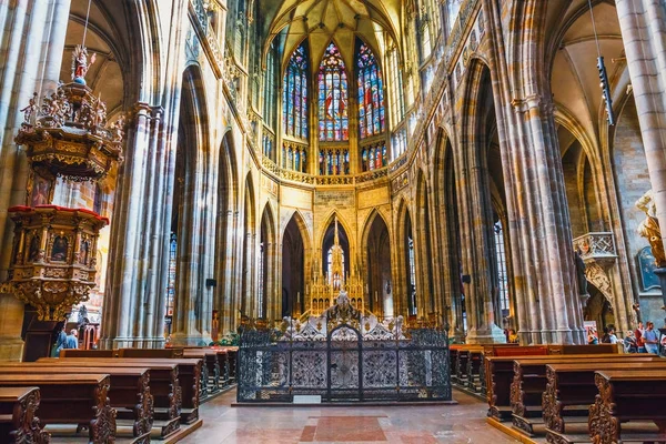 Tjeckien, Prag - 30 september 2017: Interiören i St. Vitus katedralen på Prags slott, Tjeckien — Stockfoto