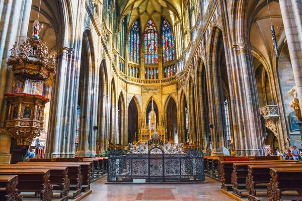 Tschechische Republik, Prag - 30. September 2017: Innenraum des Veitsdoms auf der Prager Burg, Tschechien — Stockfoto