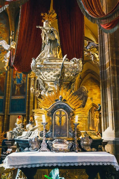 Δημοκρατία της Τσεχίας, Πράγα - 30 Σεπτεμβρίου 2017: Μπαρόκ ασημένια τάφος του Αγίου Ιωάννη του Νέπομουκ σε καθεδρικού ναού St. Vitus στο κάστρο της Πράγας. Πράγα, Τσεχική Δημοκρατία — Φωτογραφία Αρχείου