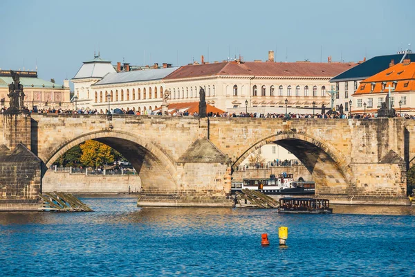 Praha, Česká republika, 30. září 2017: pohled na Karlův most a Vltava řeka v Praze, Česká republika — Stock fotografie