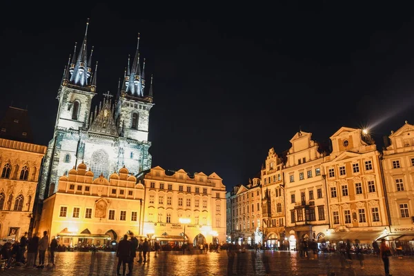 Prag, Tjeckien, 30 September 2017: oigenkännlig turister går på gamla rådhuset nattetid i Prag — Stockfoto