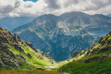 Beş göller vadinin içinde yüksek Tatra Dağları, Polonya havadan görünümü