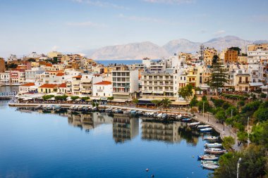 Agios Nikolaos, Girit, Yunanistan - 08 Haziran 2017: Agios Nikolaos town adlı yaz öğleden sonra. Agios Nikolaos adada Crete, Yunanistan en turistik kentlerinden biridir