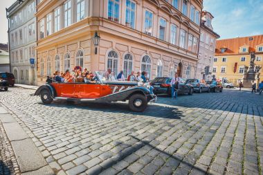 Prague, Çek Cumhuriyeti, 29 Eylül 2017: kırmızı klasik retro otomobil servis insanlar ve yolcuları, Prag eski şehir şehir etrafında tur için kiralamak için