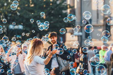 Prague, Çek Cumhuriyeti, 29 Eylül 2017: belirsiz genç kadın eski şehir Meydanı Prag, Çek Cumhuriyeti için sabun kabarcıkları yakalama