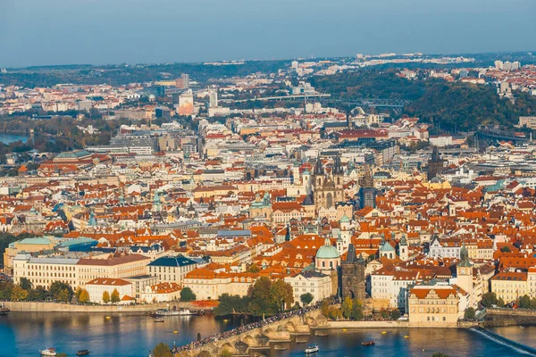 Vista aérea da cidade velha em Praga, República Checa, telhados de azulejos vermelhos — Fotografia de Stock