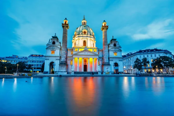 Vídeň, Rakousko - 15 října 2016: Noční scéna slavných Saint Charles církve na Karlsplatzu ve Vídni, — Stock fotografie