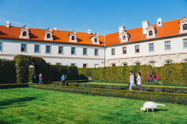 Praga, Repubblica Ceca - 29 agosto 2017: persone non identificate visitano il Palazzo Wallenstein attualmente sede del Senato ceco a Praga — Foto Stock