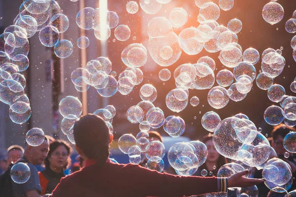 Praga, Repubblica Ceca, 29 settembre 2017: Giovane donna non identificata che cattura le bolle di sapone in Piazza della Città Vecchia a Praga, Repubblica Ceca — Foto Stock