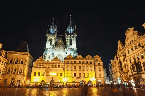 Prague, Czech Republic, September 30, 2017: Unrecognizable tourists walking on  Old Town Hall at night in Prague — Stock Photo, Image