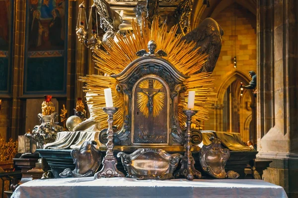 Tjeckien, Prag - 30 September 2017: Barock silver grav St Johannes av Nepomuk i den St Vitus Cathedral i Pragborgen. Prag, Tjeckien — Stockfoto