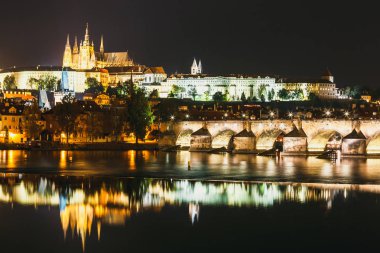 Tarihi Merkezi, Prag Kalesi, Hradcany, Çek Cumhuriyeti ile gece görünümü
