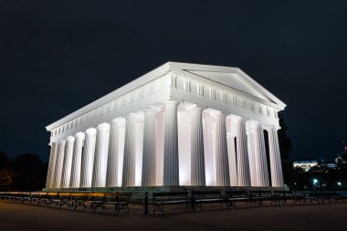 Gece, Avusturya Viyana'da Volksgarten. Neoklasik Theseus Tapınağı