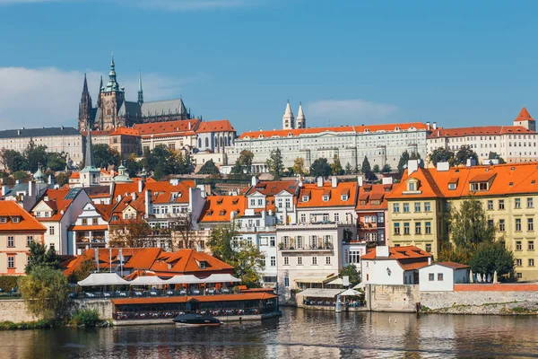 Floden Moldau och gamla centrum av Prag, huvudstad i Tjeckien — Stockfoto