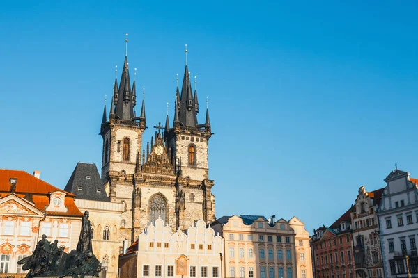 Bâtiments colorés sur la place de la Vieille Ville à Prague par une belle journée d'automne, République tchèque — Photo