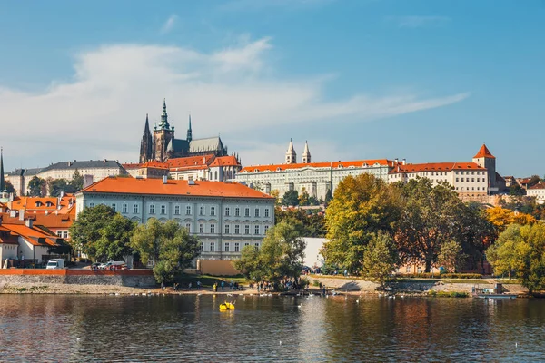 Río Moldava y el casco antiguo de Praga, la capital de la República Checa — Foto de Stock