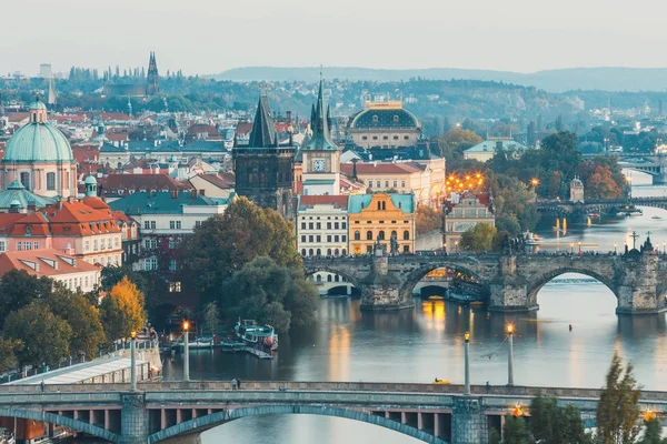 Vista del Puente de Carlos y el río Moldava en Praga, República Checa — Foto de Stock