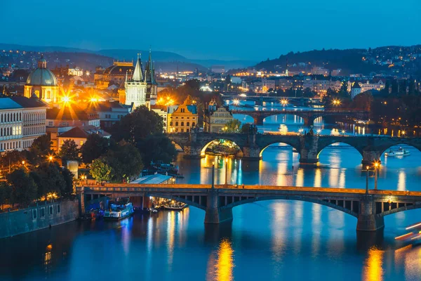 Veduta dei ponti con lo storico Ponte Carlo e il fiume Moldava di notte a Praga, Repubblica Ceca — Foto Stock