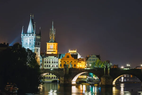 Kilátás nyílik a Károly-híd és a Vltava folyó éjszaka itt: Prága, Cseh Köztársaság — Stock Fotó