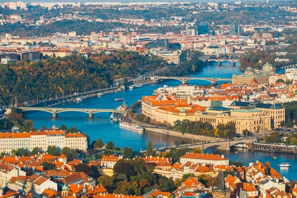 Vue aérienne de la vieille ville de Prague, République tchèque, toits de tuiles rouges — Photo