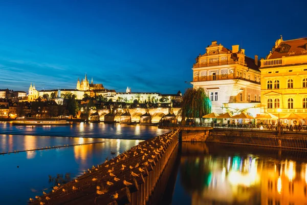 Исторический центр Праги Закат Дурина с замком и Карловым мостом, Чехия — стоковое фото
