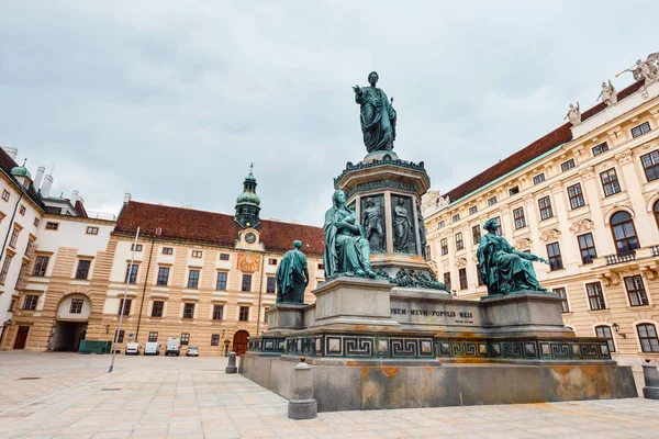 Памятник императору Австрии Францу I во Внутреннем Бургофе в императорском дворце Хофбург в Вене, Австрия — стоковое фото