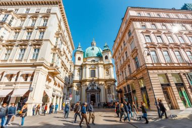 Viyana, Avusturya, 15 Ekim 2016: Turist Graben sokakta, Viyana, Avusturya, en ünlü caddelerinden biri