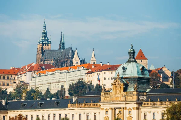 Centro histórico de Praga con castillo, Hradjalá, República Checa — Foto de Stock