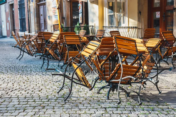 プラハの古い町の屋外レストランにテーブルや椅子 — ストック写真