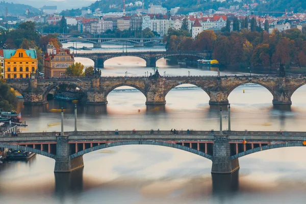 Pohled na Karlův most a Vltava řeka v Praze, Česká republika — Stock fotografie