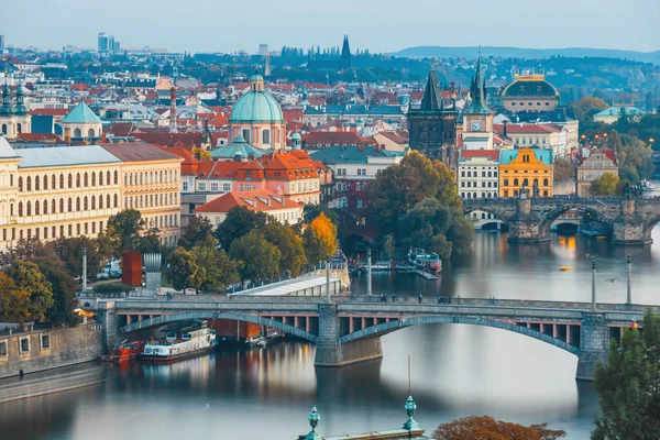 Vue du pont Charles et de la rivière Vltava à Prague, République tchèque — Photo